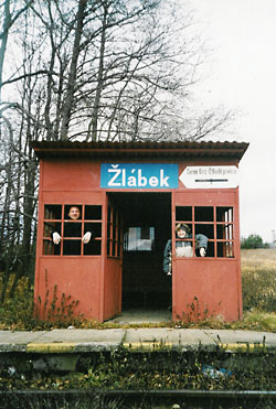 Bahnstation, mit Marta Hošt'álková